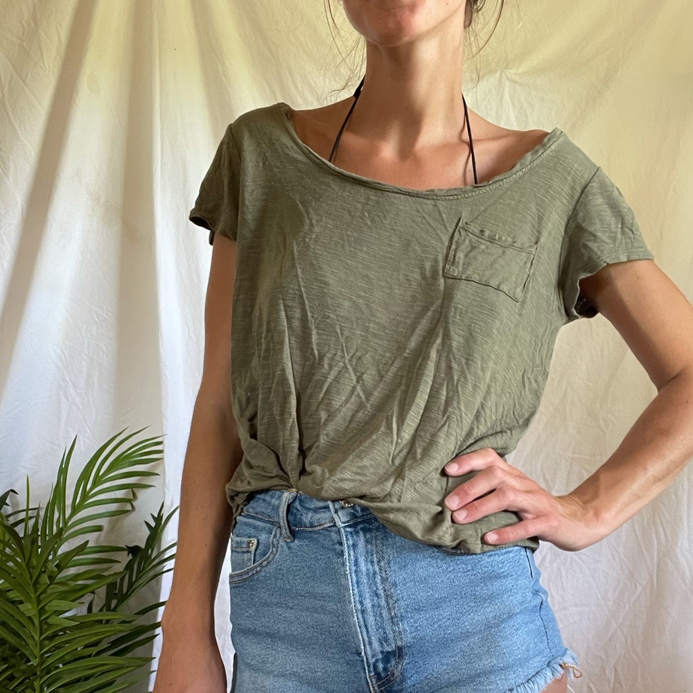ARMY GREEN POCKET TEE